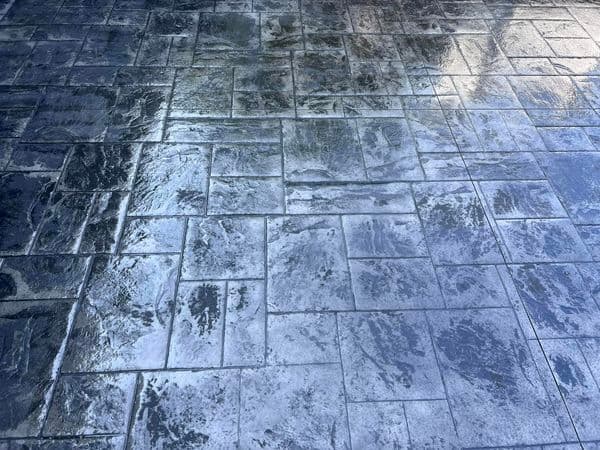 Wet stamped concrete patio with slate pattern in gray tones