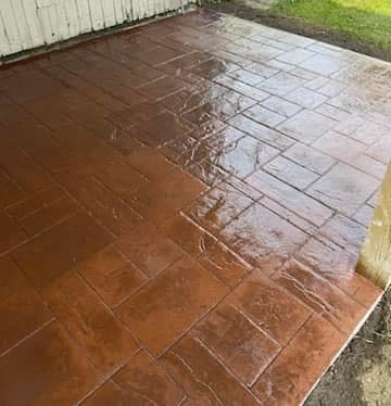 Wet stamped concrete patio with ashlar slate pattern in brown tones
